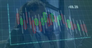 Pencere kenarındaki finans arkadaşları şamdan tablosunun düşüşünü izliyorlar, laptopa dokunuyorlar ve iyileşme sağlıyorlar. Şirket, öngörü, işbirliği, analitik, yenilik, büyüme, strateji