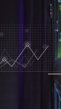 Çoklu grafik animasyonu, harita, sunucu odasında dizüstü bilgisayarda çalışan Afrika kökenli Amerikalı erkek mühendis. Dijital bileşik, çoklu pozlama, dünya, rapor, iş, teknoloji ve ağ sunucusu.