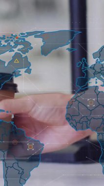Kafkas kadının kahve servisi yapması üzerine dünya haritasıyla finansal veri işleme animasyonu. Küresel finans, iş, bağlantılar, hesaplama ve veri işleme kavramı dijital olarak oluşturulmuş video.