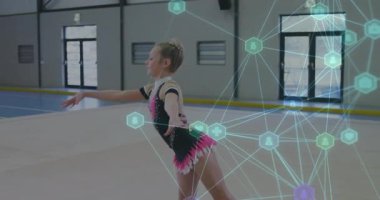 Spor salonundaki çocuk jimnastikçilerden Arabesk 'e ağ grafiklerinin esnekliğini vurgulayarak süzülüyorlar. Esneklik, koordinasyon, zarafet, atletizm, performans, disiplin, hareket