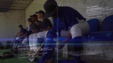 Kamera yakalayıcıya, yedek kulübesine bağlama kayışına takılıyor. Takım arkadaşı beyzbol maçından önce sopayı inceliyor. Sporcular, takım çalışması, hazırlık, sportmenlik, atletizm, rekabet, dostluk