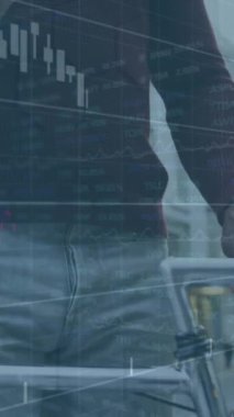 Ofiste çalışan iş adamının finansal veri işleme animasyonu. Küresel spor bağlantıları ve dijital arayüz konsepti dijital olarak oluşturulmuş video.