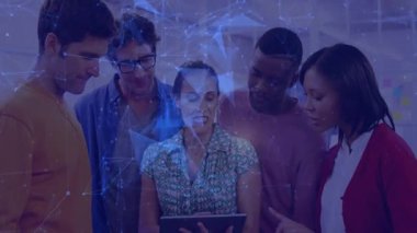 Kadın tableti tıklatıyor ve iş sezgilerine rehberlik ederken ağ yoğunlaşıyor. İşbirliği, takım çalışması, dijital arayüz, yenilik, modern ofis, veri analizi, beyin fırtınası