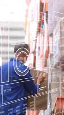 Depo çalışanı şeffaf ekranda animasyon içeren kutuları taşıyor. Lojistik, nakliye, ulaşım, tedarik zinciri, depolama, envanter