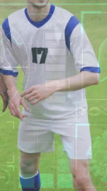 Stadyumdaki çeşitli erkek futbolcuların diyagramlarının ve bilimsel veri işlemelerinin animasyonu. Küresel spor, teknoloji ve dijital arayüz kavramı dijital olarak oluşturulmuş video.