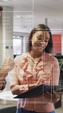 Ofisteki çeşitli iş adamları üzerinde finansal veri işleme animasyonu. Küresel iş, finans, hesaplama ve veri işleme kavramı dijital olarak oluşturulmuş video.