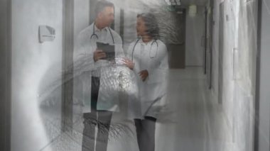 Doktorlar koridordaki hasta verilerini, tablet, göz grafiği ve kodları inceleyerek yürüyorlar. Tıbbi, sağlık, teknoloji, yenilik, tanı, dijital, profesyonel