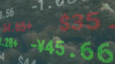 Bulut arkaplanındaki kırmızı ve yeşil para birimi değerlerini güncelleyen gerçek zamanlı görüntü alımında. Maliye, ticaret, veri, analitik, hava durumu, atmosfer, modern