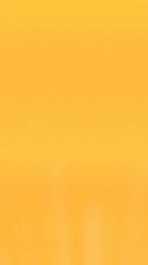 Hristiyan haçının turuncu ve sarı arka planda güneş ışınları üzerindeki animasyonu. Paskalya kutlaması, din ve gelenek kavramları dijital olarak oluşturulmuş video.