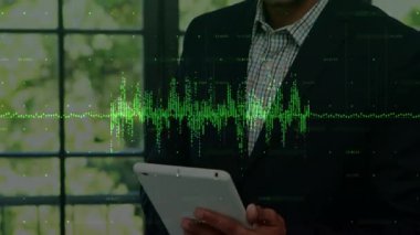 İşadamı ses analiz teknolojisini incelerken ekranı tıklatıyor. Teknoloji, veri, yenilik, iletişim, analitik, modern, profesyonel