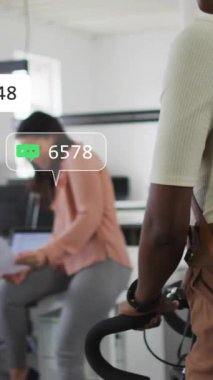 Sosyal medya simgelerinin, ofiste çalışan çeşitli meslektaşların numaralarıyla canlandırılması. Dijital olarak oluşturulmuş küresel sosyal medya, iletişim, iş ve dijital arayüz kavramı.