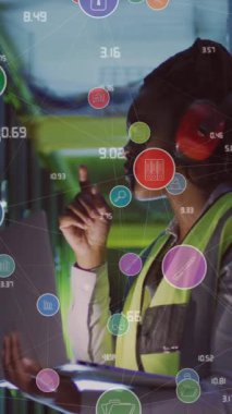 Bilgisayar sunucuları tarafından Afrika kökenli Amerikalı kadın üzerinde veri işleme animasyonu. Küresel iş, bilgisayar, veri işleme ve bağlantılar konsepti dijital olarak oluşturulmuş video.