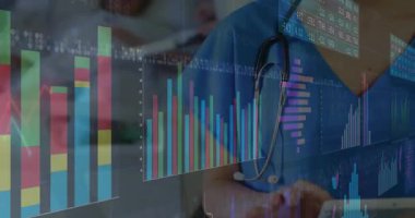 Hemşire steteskopu ayarlıyor, tableti tıbbi tablet olarak görüyor, kaydırma yapıyor, hastayı izliyor. Tıbbi, sağlık, teknoloji, profesyonel, klinik, tanı, hassasiyet