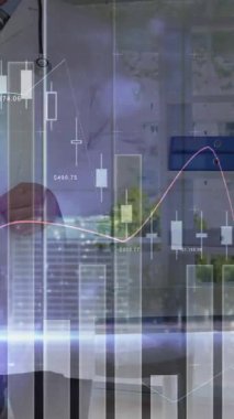 Erkek doktorla ilgili istatistik ve veri işleme animasyonu. küresel tıp, sağlık hizmetleri, dijital arayüz ve teknoloji konsepti dijital olarak oluşturulmuş video.