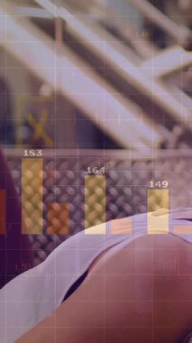 Egzersiz, arka planda animasyon oluşturan finansal veri tabloları olan insanlar. Fitness, finans, egzersiz, analitik, teknoloji, egzersiz