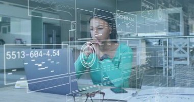 Veri analisti öne eğiliyor ve yazarken teknik veri analizini başlatıyor. Teknoloji, yenilik, çalışma alanı, modern, profesyonel, dijital, kentsel