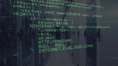 Sunucu koridorunda kaydırma kodunun açılması API aramalarını ve hat kesişimlerini gösteriyor. Teknoloji, siber güvenlik, veri, altyapı, dijital, ağ, yenilik