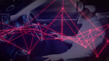 VR kulaklık takan araç sürücüsü ağ kaplamasına güç veriyor, teknolojiyi ayarlayan düğümleri ayarlıyor. Gelecekçi, yenilikçi, dijital, teknoloji, bağlantı, otomasyon, iç