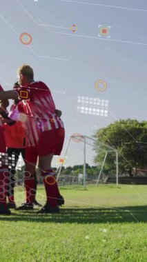 Futbol takımı dijital veri işleme animasyonlarıyla sahada toplanıyor. Takım çalışması, spor, strateji, teknoloji, analitik, koçluk