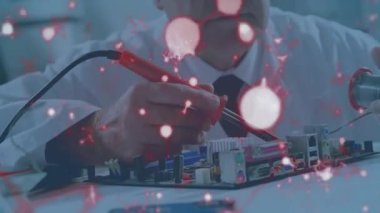 Elektronik mühendisi anakart sondasını test ediyor ve lehim telini sürüklenen grafik olarak yönlendiriyor. Teknoloji, yenilik, kesinlik, işçilik, araştırma, gelecek, veri