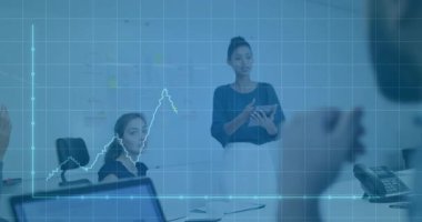 Sunucu tableti tıklatıyor ve meslektaşı alkışlarken animasyon slaytlar gösteriyor. İşbirliği, takım çalışması, profesyonel, modern, iletişim, kurumsal, konferans