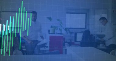 Kırmızı dolaptan öğle yemeği yiyen adam animasyon çizelgeleri hazırlıyor ve iş arkadaşlarıyla görüşüyor. İşbirliği, veri analizi, takım çalışması, ofis işi akışı, profesyonel, teknoloji, modern tasarım