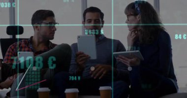 Ofisteki tabletleri aşıran üç meslektaş, analiz için kabarık finansal grafikler oluşturuyorlar. İşbirliği, veri, teknoloji, modern, profesyonel, analiz, tartışma