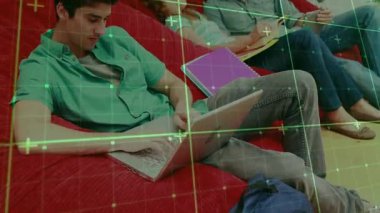 Yeşil şebeke, dizüstü bilgisayarda yazan adamı kırmızı kanepede yazıyor. Arkadaşları not alıyor, teknolojide dinleniyor. İşbirliği, takım çalışması, gündelik, dijital, içsel, bağlantı, yenilik