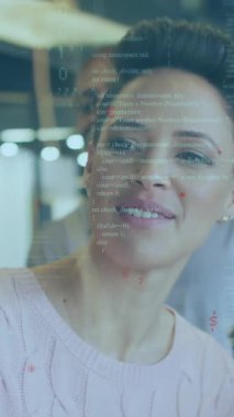 Veri işleme animasyonları ve çeşitli meslekdaşların iş tartışmaları üzerine şekiller. Küresel iş, takım çalışması ve dijital arayüz kavramı dijital olarak oluşturulmuş video.