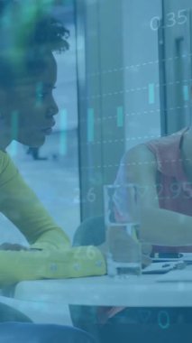 Ofisteki çeşitli iş adamları üzerinde finansal veri işleme animasyonu. Küresel finans, iş, bağlantılar, hesaplama ve veri işleme kavramı dijital olarak oluşturulmuş video.