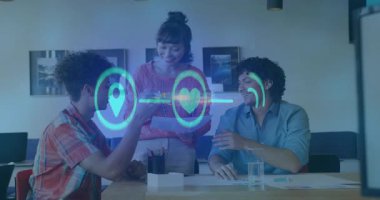 İş arkadaşları akıllı telefonları dinliyor ve ofis toplantısını inceliyor, pin, kalp ve gösterge simgelerini etkinleştiriyor. İşbirliği, takım çalışması, yenilik, dijital, modern, iş dünyası, iletişim