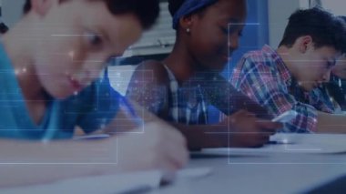 Kız telefonları kaydırırken, grafik veri sürüklenirken, oyun öğrencileri eğitim için not defterleri yazıyorlar. Sınıf, öğrenciler, öğrenme, teknoloji, eğitim, odak, takım çalışması