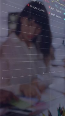 Ofiste çalışan kadın ve erkeğin finansal verilerinin animasyonu. Maliye, iş ve ekonomi kavramı dijital olarak oluşturulmuş video.