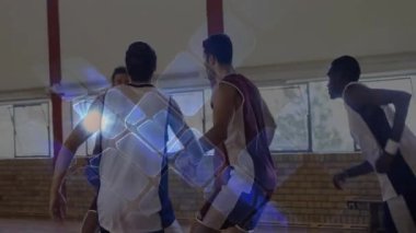 Dört basketbol oyuncusu, keskin nişancı döner atış, kamera yaylı yay vuruşu yapan top ağları. Eylem, takım çalışması, atletizm, rekabet, spor, enerji, eğitim
