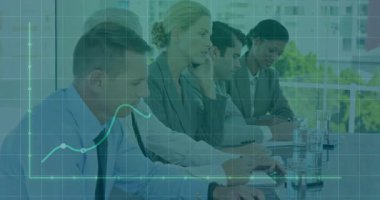 Piyasa eğilimlerini görselleştiren çizgi grafiğiyle örtüşen şebeke olarak tabletleri kaydıran iş ekibi. İşbirliği, ilerleme, analitik, teknoloji, yenilik, profesyonellik, takım çalışması