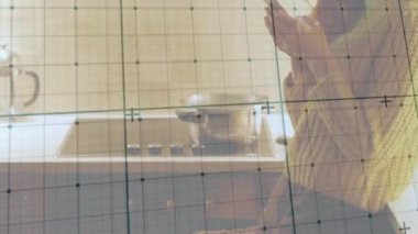 Yemek yaparken, bir kadının esrar izlerken, akıllı telefon alıp mesajları okuyarak şebeke örtüsü oluşturduğunu gösteriyor. Aşçılık, yerli, yaşam tarzı, modern, gündelik, teknoloji, aşçılık