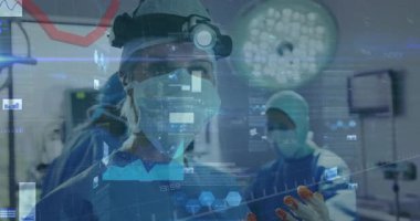 Baş cerrah, ameliyat aletini holografik trend zirvesi olarak ayarlıyor, ölçümleri dengeliyor. Tıbbi, teknoloji, yenilik, sağlık, veri, analitik, profesyonel