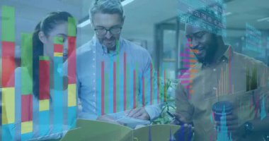 İş ekibi raporları tarıyor ve bar çizelgeleri çizgi çizelgelerine geçerken telefonları dinliyor. İşbirliği, analitik, takım çalışması, veri görselleştirme, profesyonel, ofis ortamı, dijital arayüzler