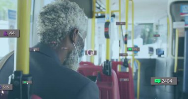 Banliyö çalışanlarının akıllı telefonları dinlemesi maske çekerken sosyal medya ölçümlerinin yükselmesi. Kentsel, teknoloji, ulaşım, katılım, bağlantı, modern, canlı