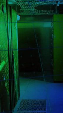 Mavi ışıklandırmalı sunucu odasının üzerinde yeşil çizgi grafik animasyonu. Analizler, veriler, teknoloji, dijital, geleceksel, ağ