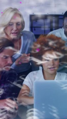 Dizüstü bilgisayar kullanan bir grup öğrencinin ikili kodlamasının animasyonu. teknoloji, eğitim ve öğrenme kavramı dijital olarak oluşturulmuş video.