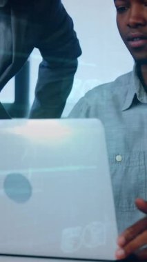 Ofiste dizüstü bilgisayarda çalışan iki adamın iş veri analizi animasyonu. Takım çalışması, işbirliği, teknoloji, strateji, şirket, beyin fırtınası