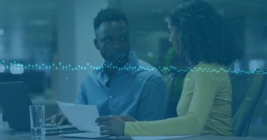 Çalışma arkadaşları raporları yazarken ve değiştirirken animasyonlar da inceleme için veri içgörülerini ortaya koyuyor. İşbirliği, takım çalışması, analitik, iletişim, modern, profesyonel, veri