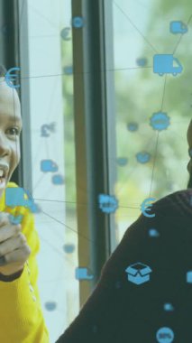 Afro-Amerikan çiftin kafede konuştuğu ikonlarla olan bağlantılarının animasyonu. Sosyal medya, içki ve dijital arayüz kavramı dijital olarak oluşturulmuş video.