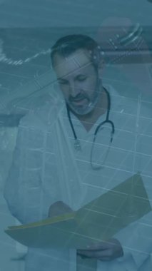 Doktorlar hasta dosyalarını finansal veri işleme animasyonlarıyla tartışıyor. Sağlık, takım çalışması, işbirliği, yenilik, analitik, veri güdümlü