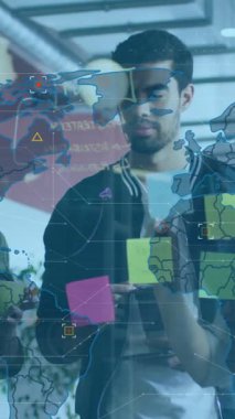 Ofiste işbirliği, dijital dünya haritasıyla animasyon kullanan çeşitli takımlar. İşbirliği, takım çalışması, beyin fırtınası, teknoloji, yenilik, çeşitlilik