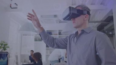 Orta yaşlı bir adam, VR kulaklık takıyor, kolunu kaldırıyor, teknolojik görüşler için holografik ağ oluşturuyor. Fütürist, dolambaçlı, işbirliği, yenilik, dijital, arayüz, teknoloji