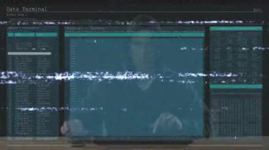 Kapüşonlu adam ölçümleri izlerken mikroskop için komutu daktilo ediyor. Siber güvenlik, yenilik, programlama, kodlama, teknoloji, dijital, gelecekçilik