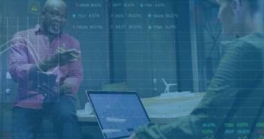 Konferans odasında dizüstü bilgisayarı ve türbin modeliyle not defteri tutan kıdemli bir adamın el hareketi, kopyalama alanı. Şirket, işbirliği, veri, sürdürülebilirlik, beyin fırtınası, profesyonel, modern