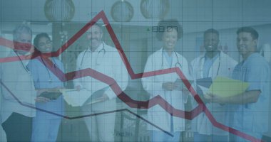 Hastane koridorunda duran tıbbi ekip panoları tutuyor ve düşen mali grafiği gösteriyor. Sağlık, işbirliği, tanı, teknoloji, profesyonellik, yenilik, takım çalışması